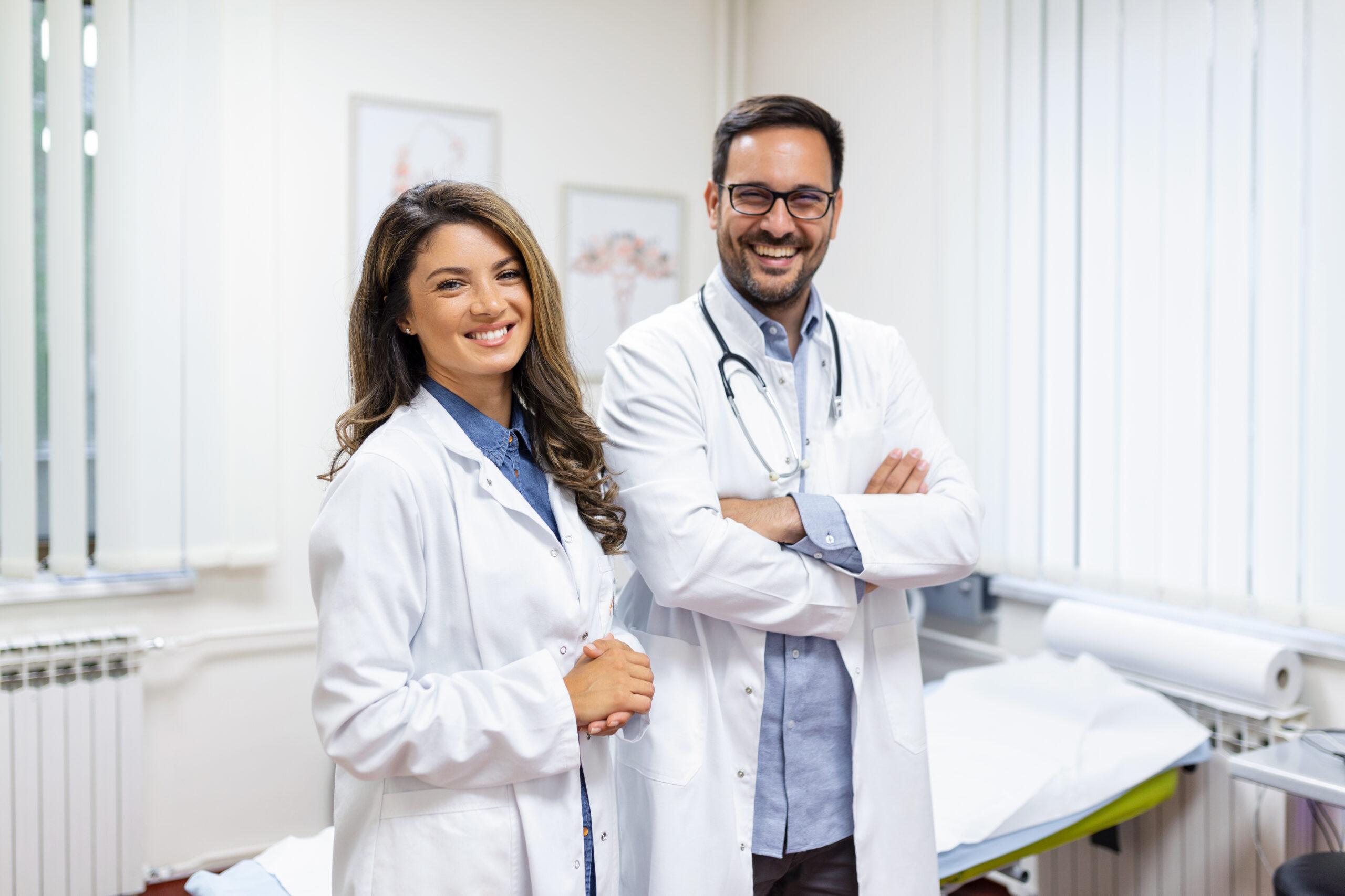 médicos em uma sala de atendimento - marketing médico