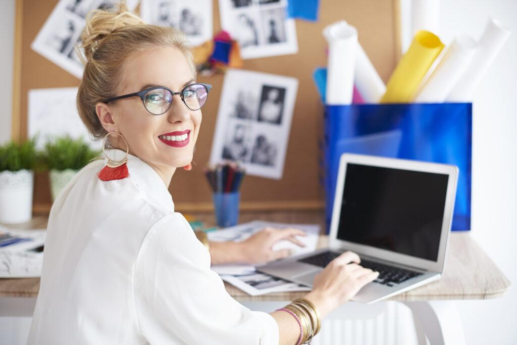 marketing pessoal - mulher loira de óculos em frente ao notebook